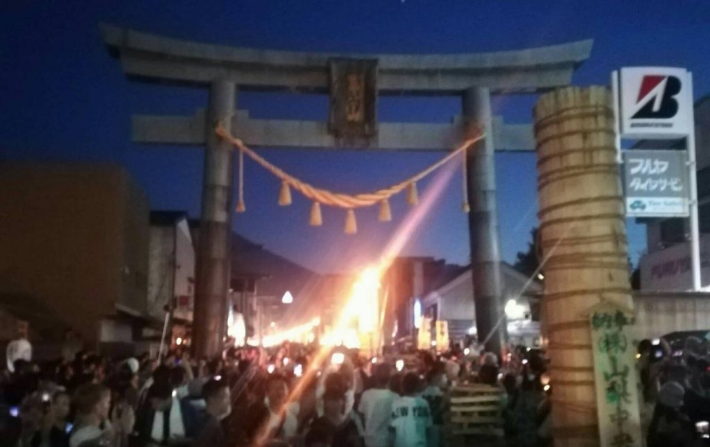 吉田の火祭り　金鳥居