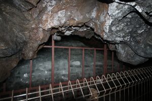 鳴沢氷穴,万年氷